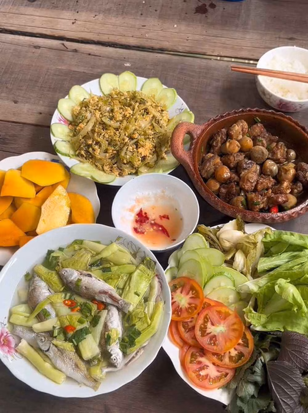 Có hôm đổi vị lại đi cào hến, bắt ốc rồi được hàng xóm cho trái này, củ kia,... thế là được một mâm cơm đủ vị.