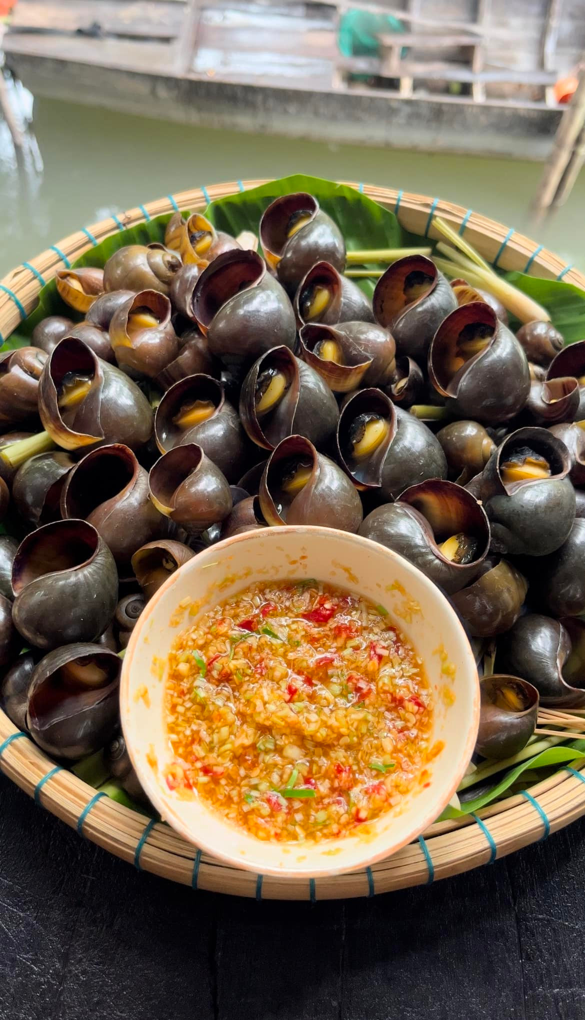 Một mâm cơm nhà không có bóng dáng sơn hào hải vị nhưng vẫn khiến người xem cảm thấy ngon lạ lùng, “phát thèm” khi nhớ đến. Cùng là thịt cá, tôm tép, cùng là tô canh với mớ rau hái sau vườn nhưng cũng đủ để nhiều người cảm thấy tuổi thơ ùa về, nhớ không khi quây quần cùng gia đình.