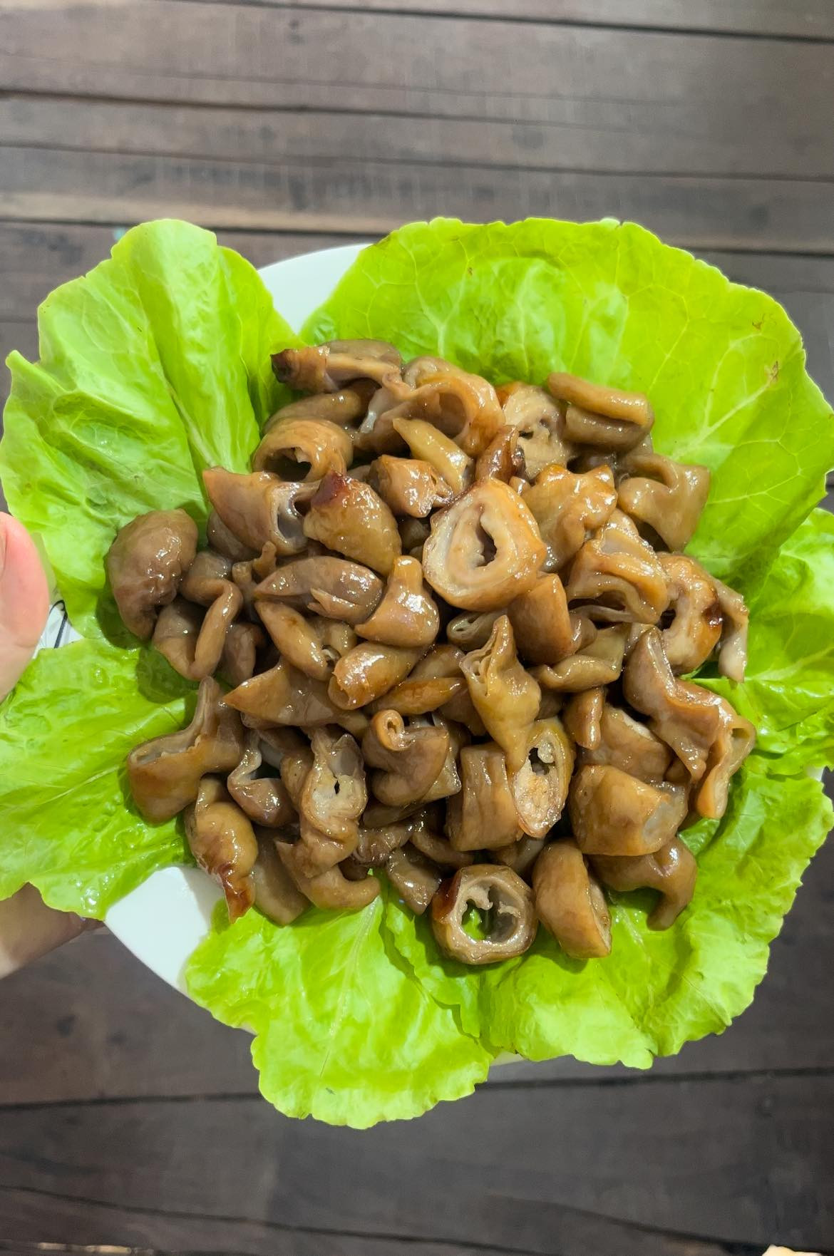 Còn Phương Linh đã xa nhà 10 năm cảm thấy xúc động vì vừa được ngắm, vừa học được cách chế biến đúng hương vị quen thuộc.