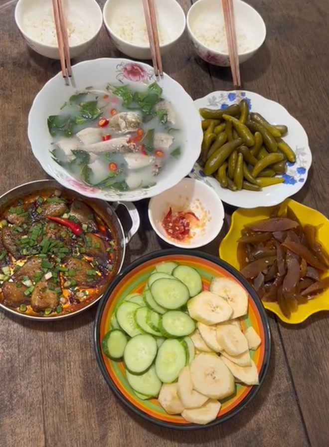 Đặc biệt, mâm cơm lúc nào cũng có thêm một đĩa hoa quả chấm mắm ăn cùng. Ai chưa biết thì thấy lạ chứ với người miền Tây lại cực kì “đưa cơm”.