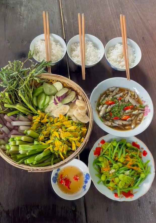 Cô nhận nhiều lời khen bởi cách chế biến món ăn gọn gàng, ngon mắt và nấu nhiều món đặc trưng dân dã của người miền Tây.