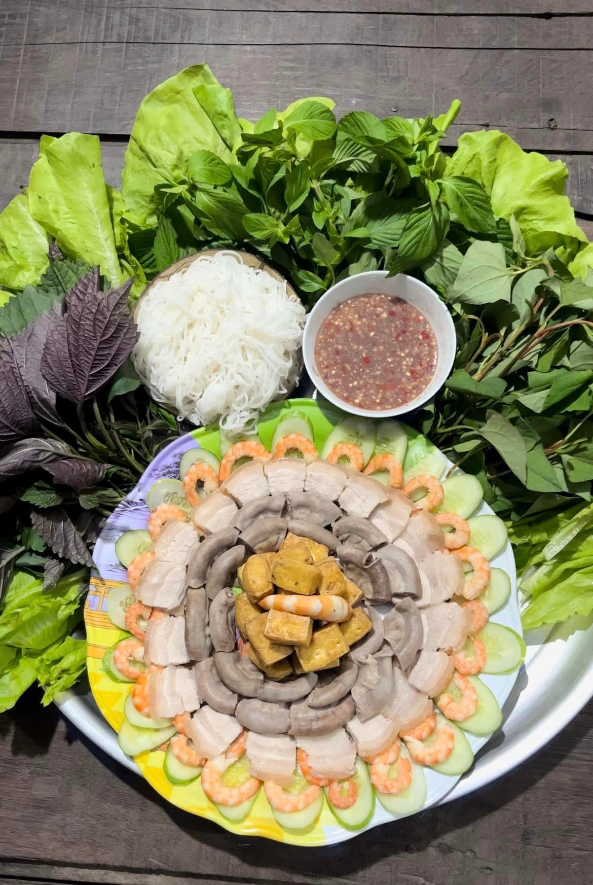 Nickname H.V.M viết: "Xem clip của bạn này làm mình thấy nhớ nhà quá vì mình cũng là người Đồng Tháp. Toàn món ăn tuổi thơ. Cách nói chuyện với nghe giọng rặt miền Tây của bạn này cũng làm mình bồi hồi. Mình vẫn luôn thích cuộc sống ở quê vì bình yên nên cũng ấp ủ dự định đi làm dư dả sẽ trở về đây sống".