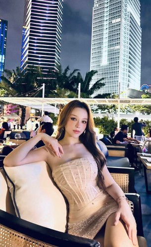 “Chuẩn. Nhìn ở ngoài bị mê hoặc luôn”, “Công nhận ở ngoài xinh hơn nhiều”, “Mọi người nói đúng quá rồi”, “Tươi không cần tưới. Xinh mà trẻ nhé em”,... là một số bình luận từ cư dân mạng.