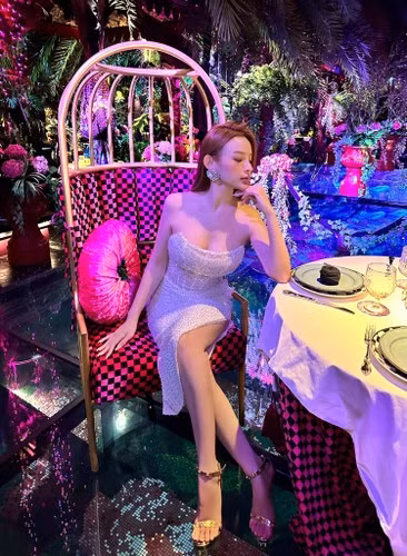 Bản thân hot girl đời đầu cũng không giấu giếm mà thoải mái chia sẻ điều này với mọi người.