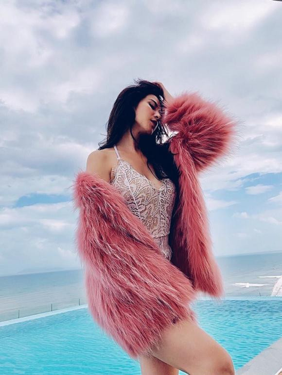 Có thể thấy, dù đã ngoài 30 nhưng Ngọc Anh vẫn khiến nhiều người mê mẩn bởi nhan sắc xinh đẹp. Người đẹp rất chăm diện đồ khoe thân hình nóng bỏng với 3 vòng "chuẩn không cần chỉnh".