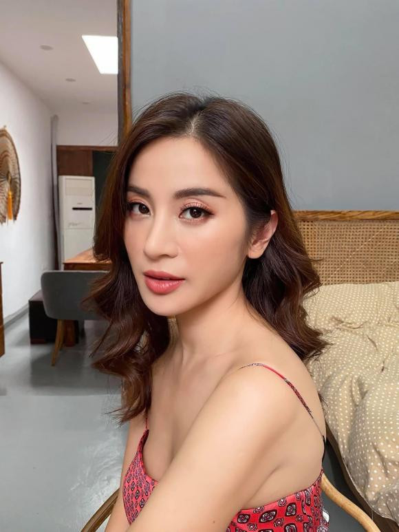 Bẵng đi một thời gian khá dài sống kín tiếng, trang cá nhân cũng để "mọc rêu" thì dạo gần đây, Ngọc Anh mới chịu khó cập nhật hoạt động của mình.