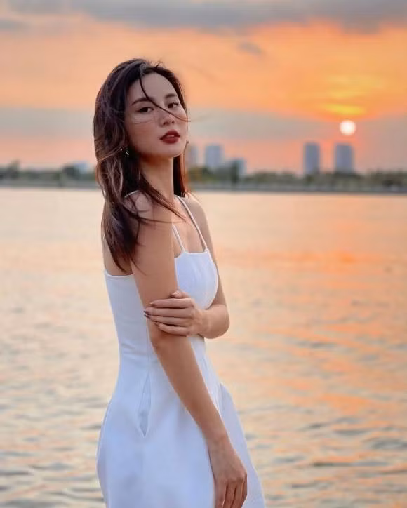 Kể từ sau khi kết hôn, Ngọc Anh trở nên vô cùng kín tiếng. Cô hạn chế xuất hiện hay chia sẻ về cuộc sống đời tư trước truyền thông.