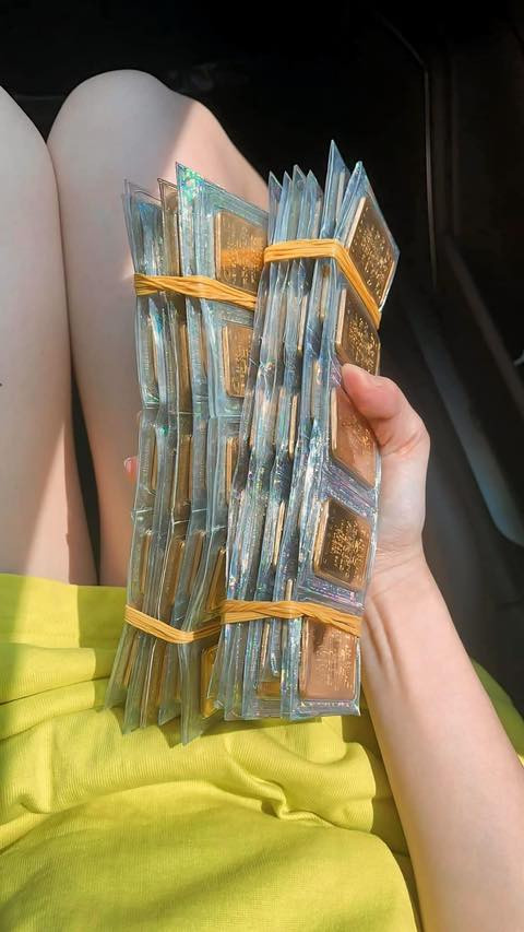 Theo hình ảnh đăng tải, trên tay Đoàn Di Băng là 100 miếng vàng SJC sáng bóng, sặc mùi tiền.