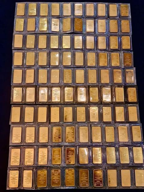 Trên trang cá nhân của mình, Đoàn Di Băng hài hước cho hay cô vừa "chôm" của ông xã doanh nhân mớ vàng miếng đi bán kiếm lãi để ra oai với bạn bè.