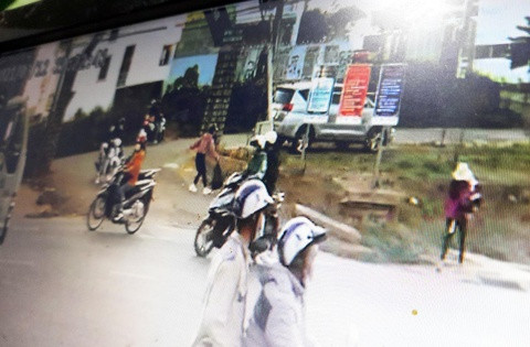 Bi phat tien trieu vi vut rac bua bai canh... thung rac