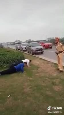 Lúc này, chiến sĩ công an tỏ ra cương nghị, dõng dạc đếm và nhắc nhở: "Ai mà nằm xuống là hít lại từ đầu nhé!". Khi lượt đếm đến 10, một bé kêu lên "Cháu mệt quá!". Các cán bộ tuần tra kiếm soát dịch đã trả lời đầy dứt khoát: "Kệ cháu" khiến người xem không thể nhịn cười.