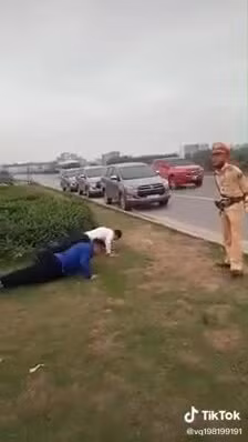 Lúc này, chiến sĩ công an tỏ ra cương nghị, dõng dạc đếm và nhắc nhở: "Ai mà nằm xuống là hít lại từ đầu nhé!". Khi lượt đếm đến 10, một bé kêu lên "Cháu mệt quá!". Các cán bộ tuần tra kiếm soát dịch đã trả lời đầy dứt khoát: "Kệ cháu" khiến người xem không thể nhịn cười.