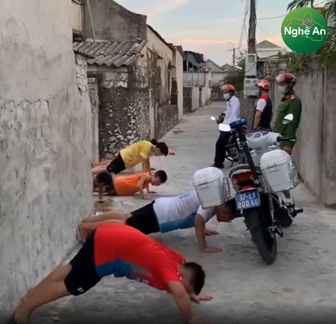 Theo đó, 6 bé trai ở Quỳnh Lưu rủ nhau đi đá bóng lại còn không đeo khẩu trang. Khi cả đám đang tung tăng trên đường, bất thình lình bị cán bộ công an bắt quả tang. Thay vì phạt tiền, các cán bộ đã nghĩ ra hình phạt khiến nhiều người thích thú, đó là bắt hít đất.