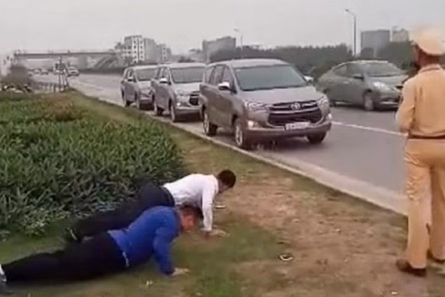 Trong đoạn clip, nhóm "đối tượng" vi phạm mới đầu ra sức chống đẩy, còn khúc khích cười.