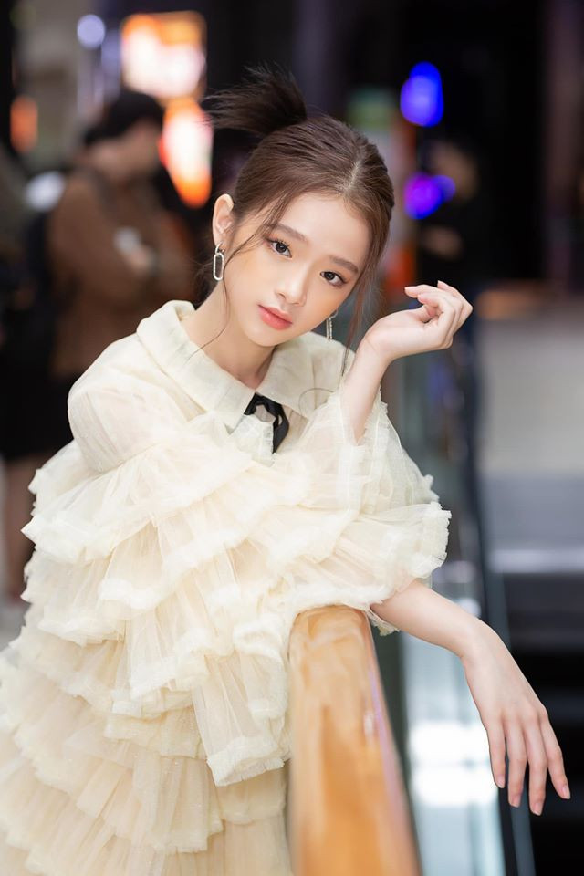 Nhờ mạng xã hội, Linh Ka bắt đầu được chú ý qua hàng loạt bản cover với chất giọng trong trẻo, dễ nghe như Lạc nhau có phải muôn đời, Nơi này có anh…