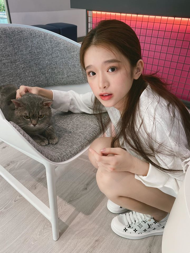 Là một trong những tên tuổi nổi tiếng nhất nhì mạng xã hội Việt, hot girl Linh Ka cũng luôn biết cách khéo ăn vận làm đẹp để hình ảnh bản thân hoàn hảo hơn.