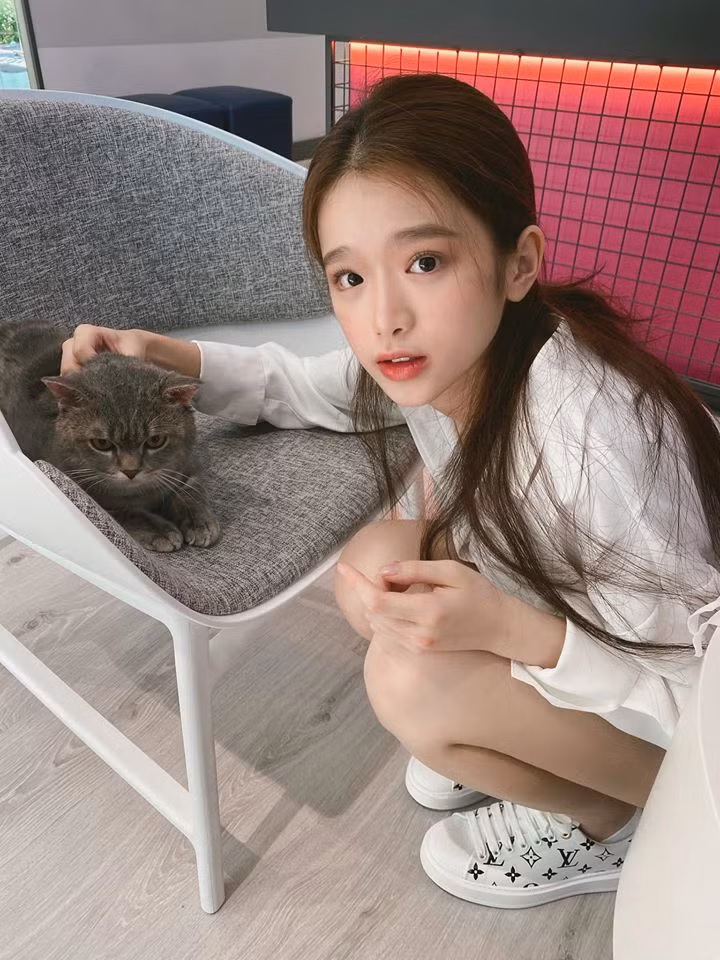 Là một trong những tên tuổi nổi tiếng nhất nhì mạng xã hội Việt, hot girl Linh Ka cũng luôn biết cách khéo ăn vận làm đẹp để hình ảnh bản thân hoàn hảo hơn.