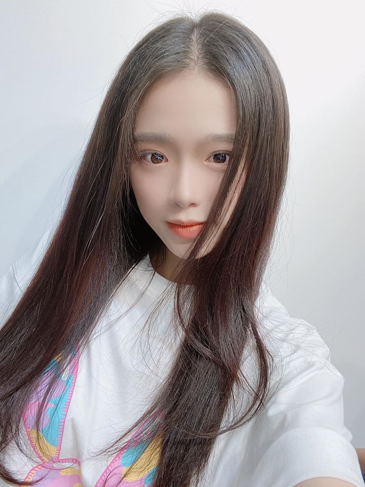 Dù chỉ mới 18 tuổi nhưng hiện tại Linh Ka đã sở hữu 1 thân hình không khác gì một cô gái đã trưởng thành.