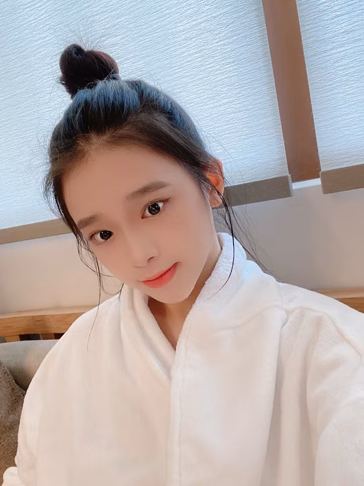 Linh Ka được nhận xét theo đuổi phong cách khá phóng thoáng, khiến nhiều người nhận xét lớn hơn nhiều so với lứa tuổi.