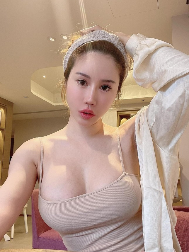 Yui Xin được biết tới là một hot Instagram với gần 2 triệu người theo dõi. Mỹ nhân Đài Loan (Trung Quốc) có phong cách vô cùng gợi cảm, cuộc sống sang chảnh, giàu có được cô thường xuyên chia sẻ cùng người hâm mộ. Cô còn là người mẫu nội y đình đám tại thị trường châu Á cho những mẫu đồ lót do chính cô thiết kế.