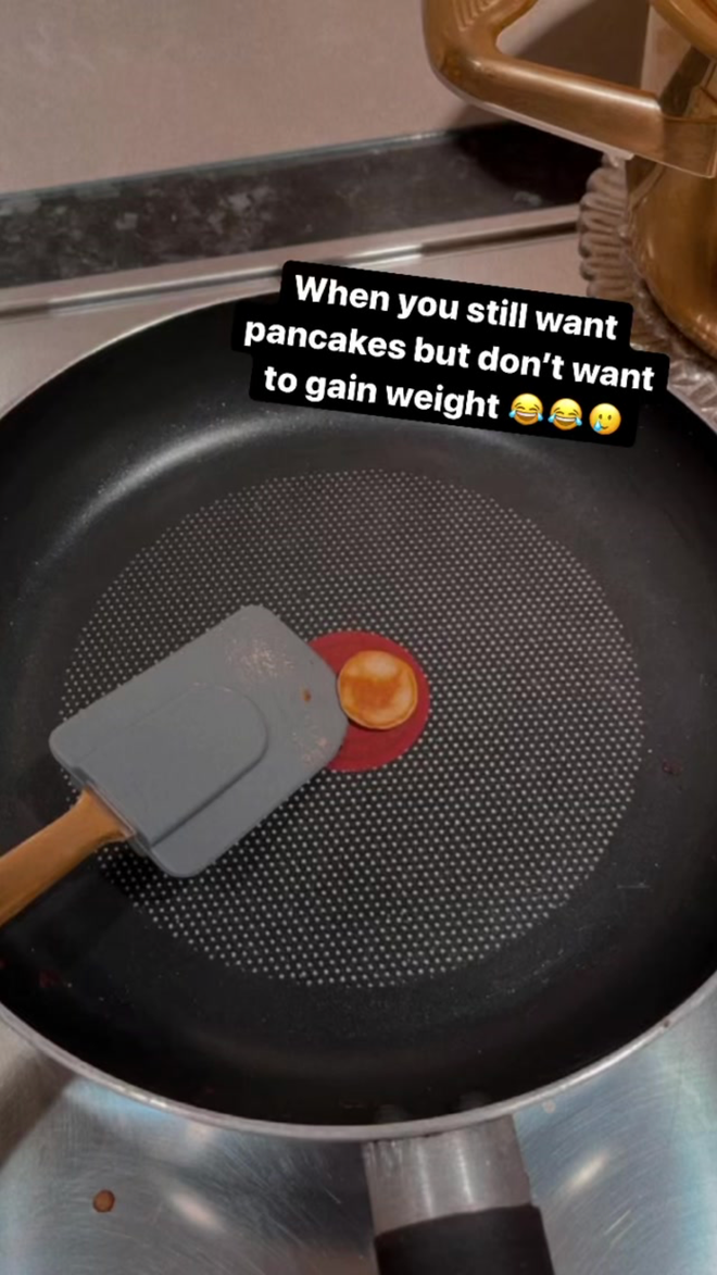 1 lần khác, không tiết lộ lần đầu làm crepe có thành công hay không nhưng Tiên Nguyễn lại hài hước gắn icon cho chiếc bánh của mình.