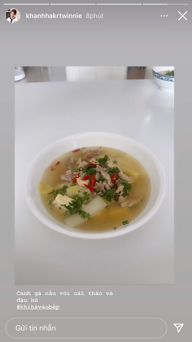 Cách đây không lâu, Khánh Hà khoe với dân mạng món canh gà nấu với cải thảo và đậu hũ.