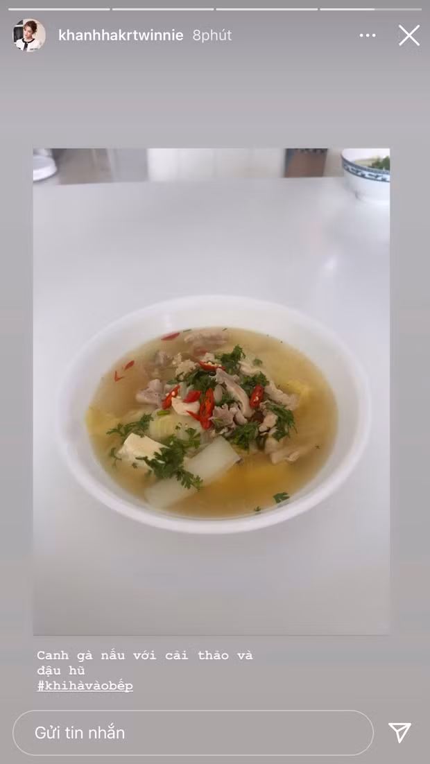 Cách đây không lâu, Khánh Hà khoe với dân mạng món canh gà nấu với cải thảo và đậu hũ.