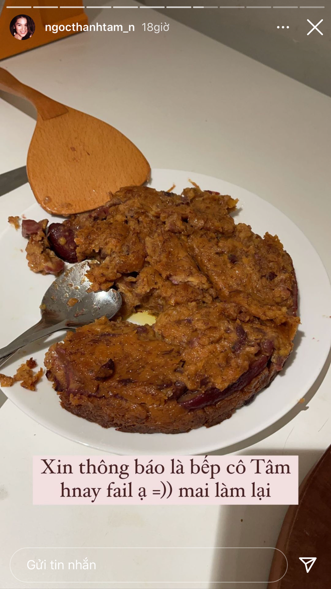 Tất nhiên chuyện bếp núc chưa bao giờ dễ dàng, Ngọc Thanh Tâm đã gặp "tai nạn" ngay từ lần làm bánh chuối đầu tiên.