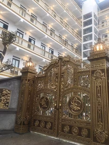 Khu phòng trọ đang hot trên mạng xã hội này là tài sản của ông Lê Văn Thiềng (Việt Yên, Bắc Giang). Chủ nhà cho biết khu nhà của mình có 7 tầng với 54 phòng trọ được hoàn thiện và đưa vào sử dụng từ đầu năm 2021.