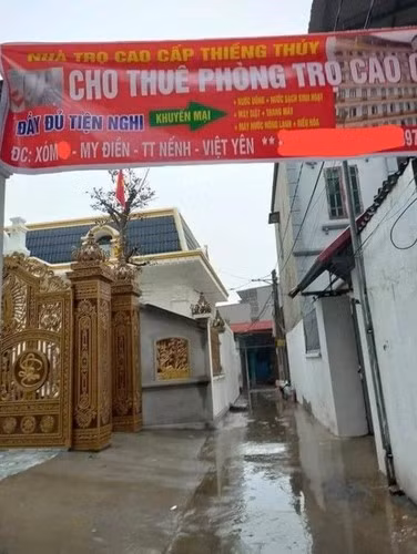 Ngay từ chiếc cổng dẫn vào khu nhà trọ đã cho thấy sự khác biệt khi được đúc mạ đồng cầu kỳ.