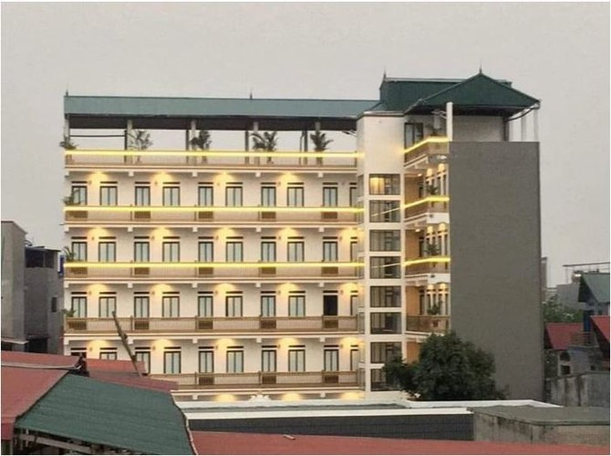 Bên trong khu trọ "quý tộc" này có thang máy, từng căn phòng trọ được trang bị bình nóng lạnh, điều hòa, quạt trần, quạt hút gió, giường gỗ…