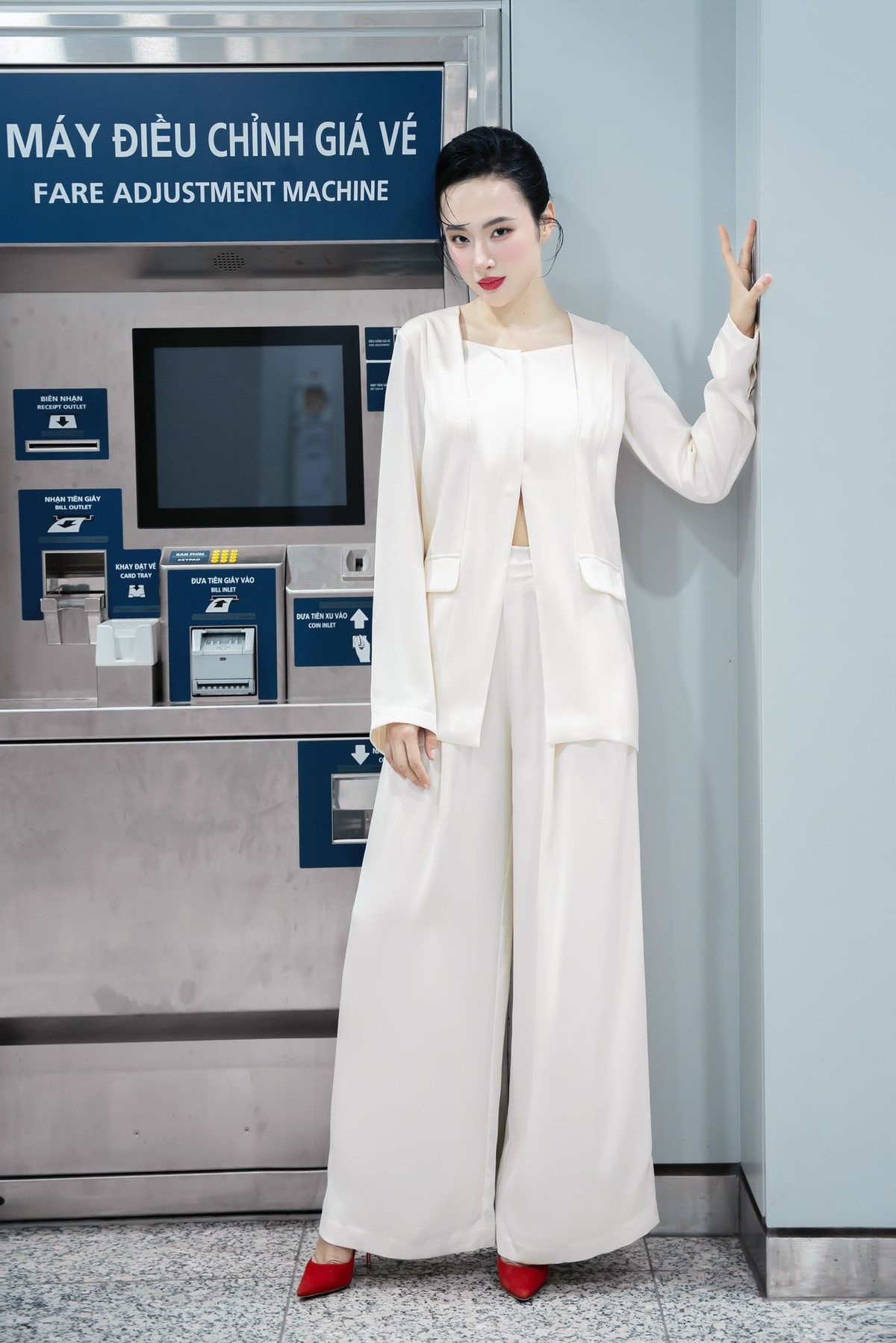 Thời gian qua, Angela Phương Trinh cũng vướng không ít lùm xùm gây xôn xao mạng xã hội. Nữ diễn viên liên tục phát ngôn thiếu chuẩn mực gây ảnh hưởng tiêu cực đến xã hội, có sự xúc phạm và chia rẽ tôn giáo.