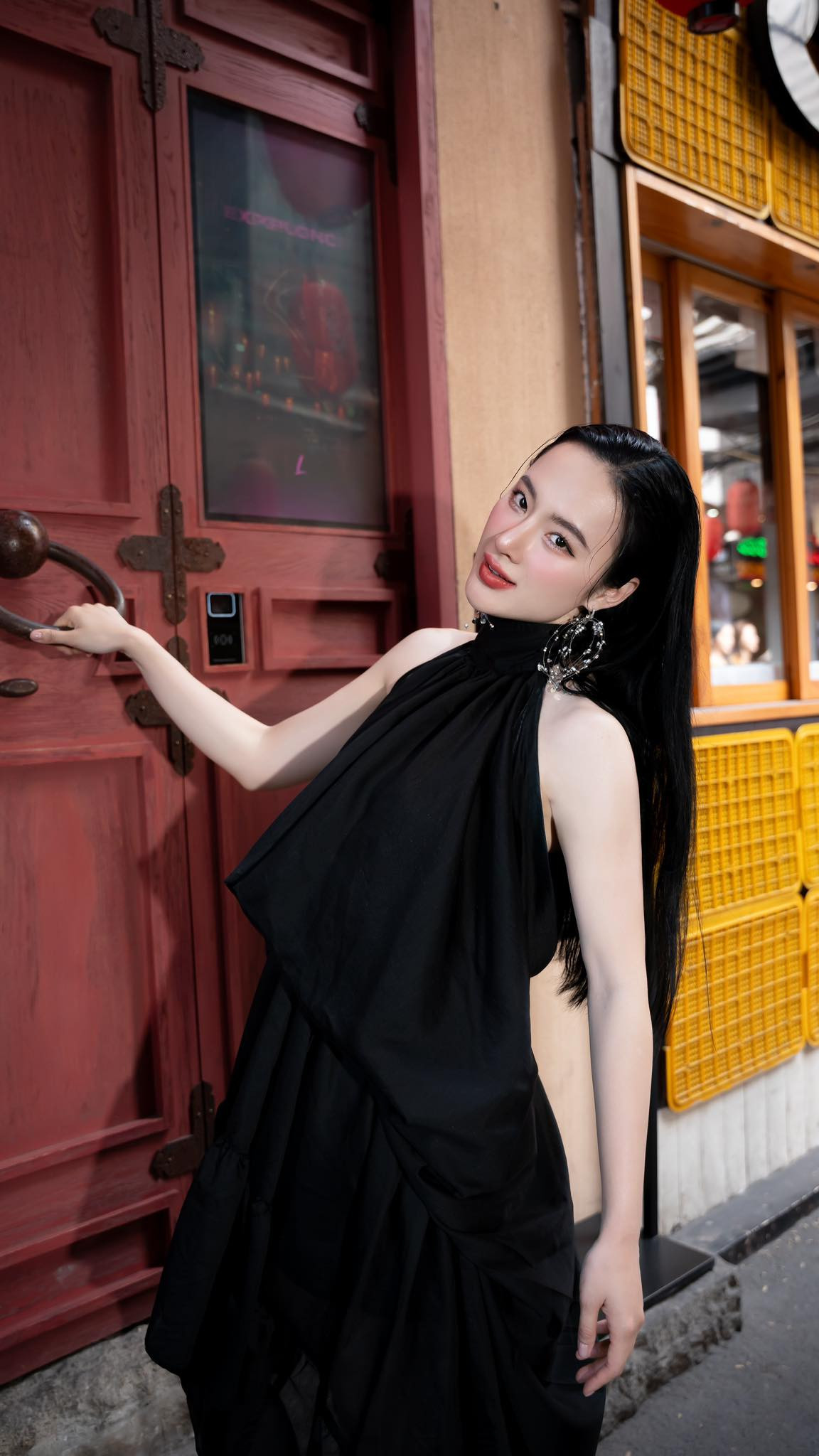 Khi giới thiệu sản phẩm, trên sóng livestream không chỉ có mỗi cô mà còn có sự tham gia của rất nhiều nhân viên khác. Thậm chí, sự ồn ào, lộn xộn đến mức mà người xem khó có thể nghe được thông tin về sản phẩm.