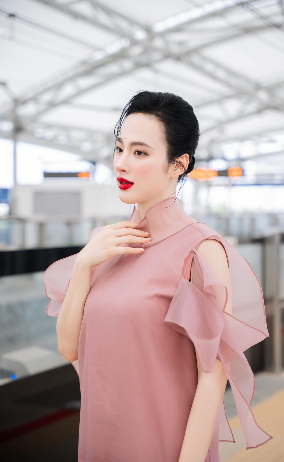 Angela Phương Trinh từng bị Sở Thông tin và Truyền thông TPHCM xử phạt 7,5 triệu đồng vì hành vi cung cấp thông tin sai sự thật về việc chữa trị COVID-19 bằng giun đất vào cuối năm 2021.