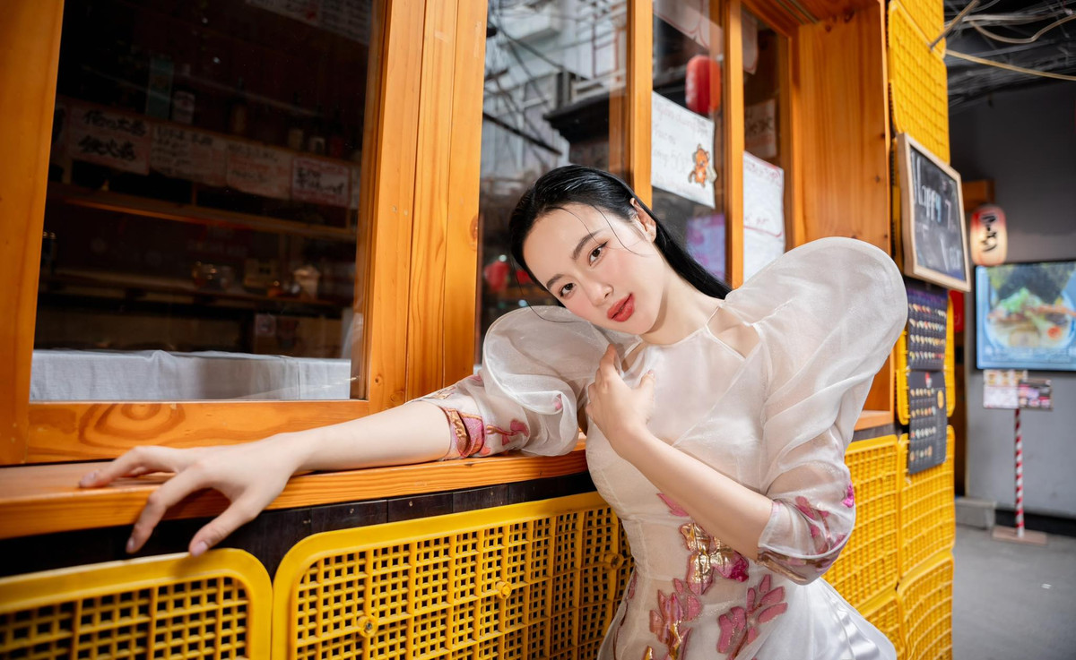 Mãi tới thời gian gần đây, Angela Phương Trinh tái xuất nhưng không tham gia nghệ thuật mà "lăn xả" vào để livestream bán hàng.