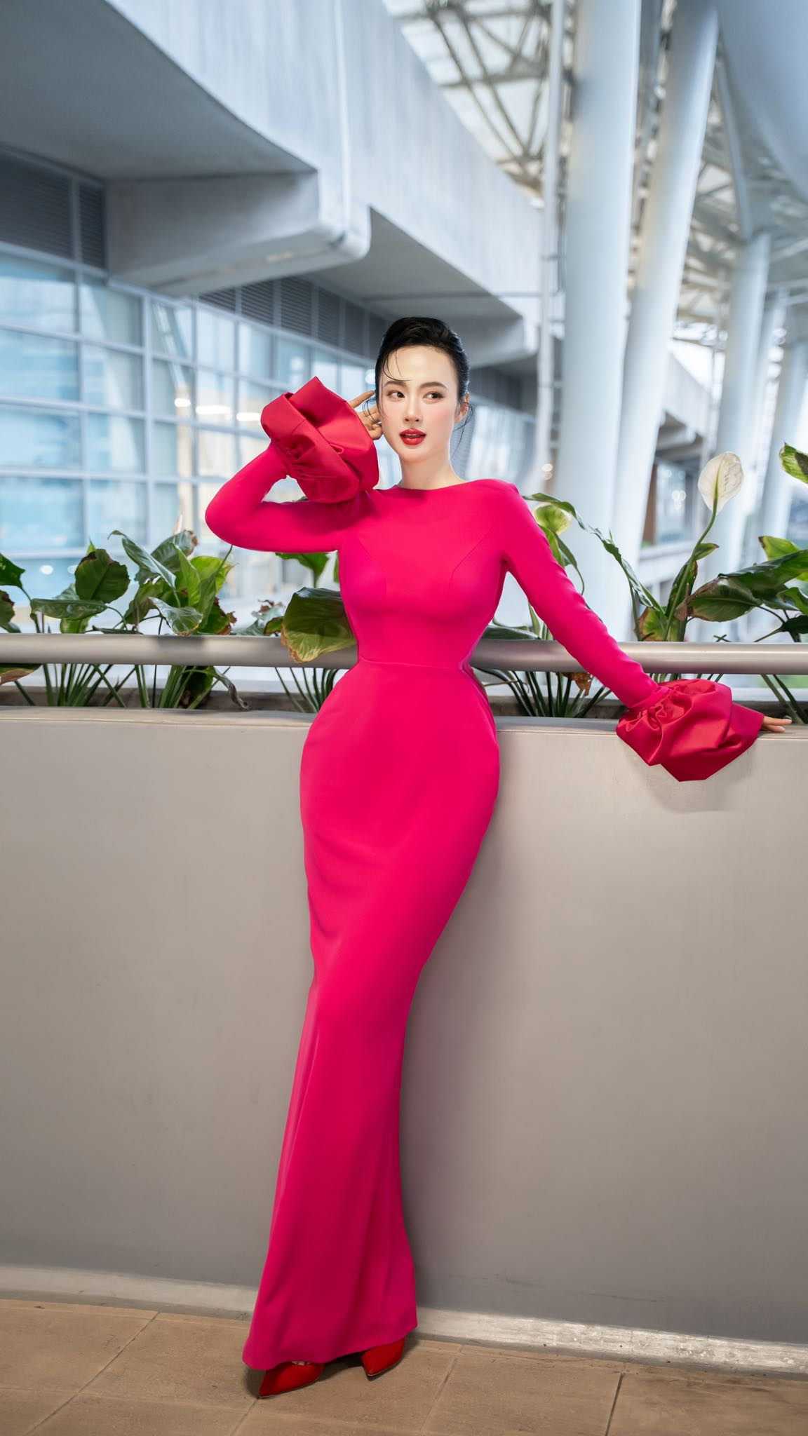 Angela Phương Trinh cũng nhiều lần gây tranh cãi vì chia sẻ thông tin gây hoang mang.