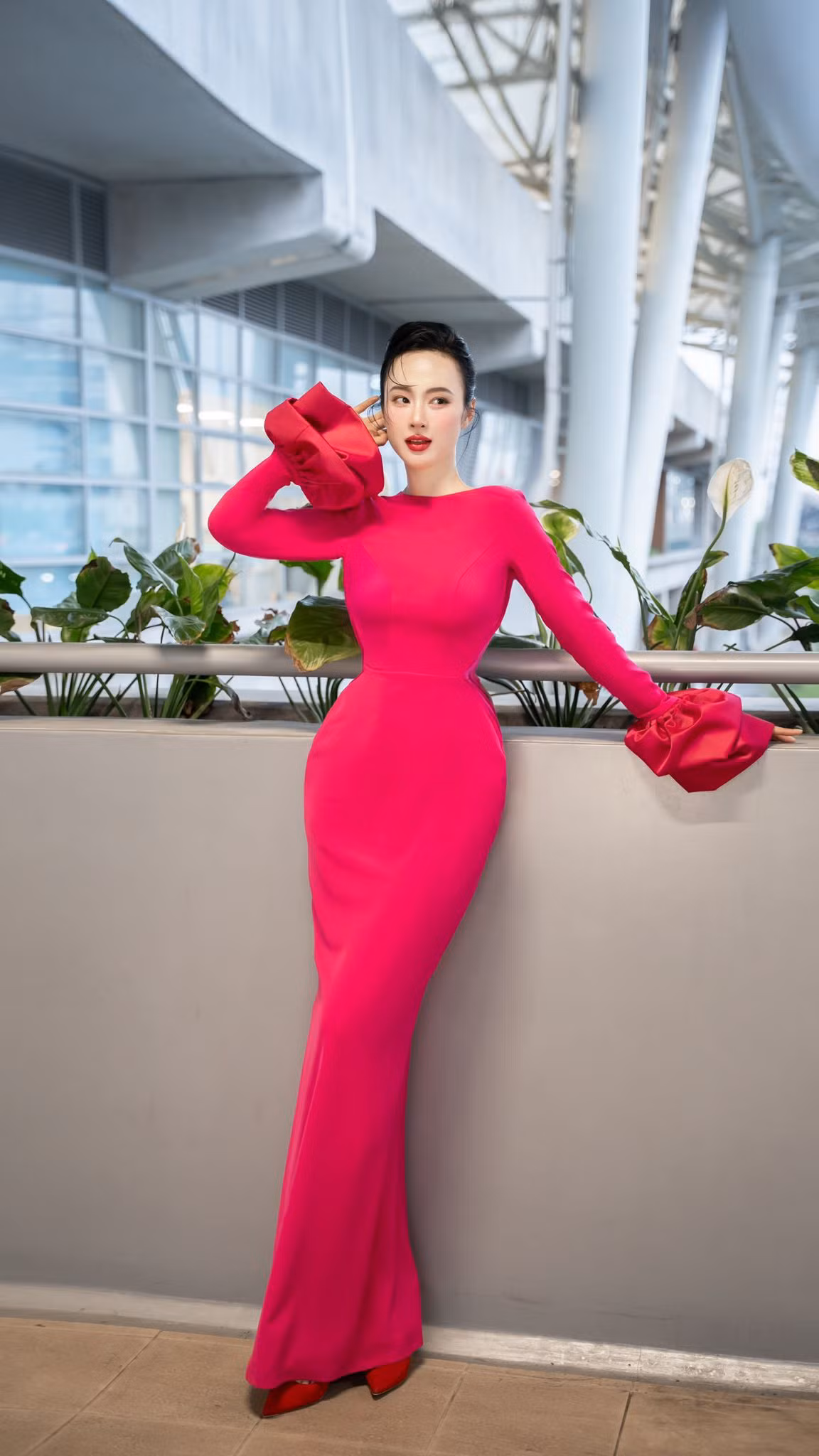 Angela Phương Trinh cũng nhiều lần gây tranh cãi vì chia sẻ thông tin gây hoang mang.