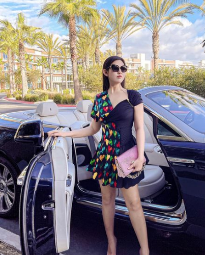 Dù được mệnh danh là “chị cả giới rich kid” song Tiểu Giang vẫn là người tự lập, giỏi giang. Cô nàng từng đi du học Singapore, có trong tay tấm bằng về chuyên ngành tài chính. Hiện tại, cô đang định cư và có sự nghiệp kinh doanh riêng tại Mỹ, thiên về lĩnh vực làm đẹp.