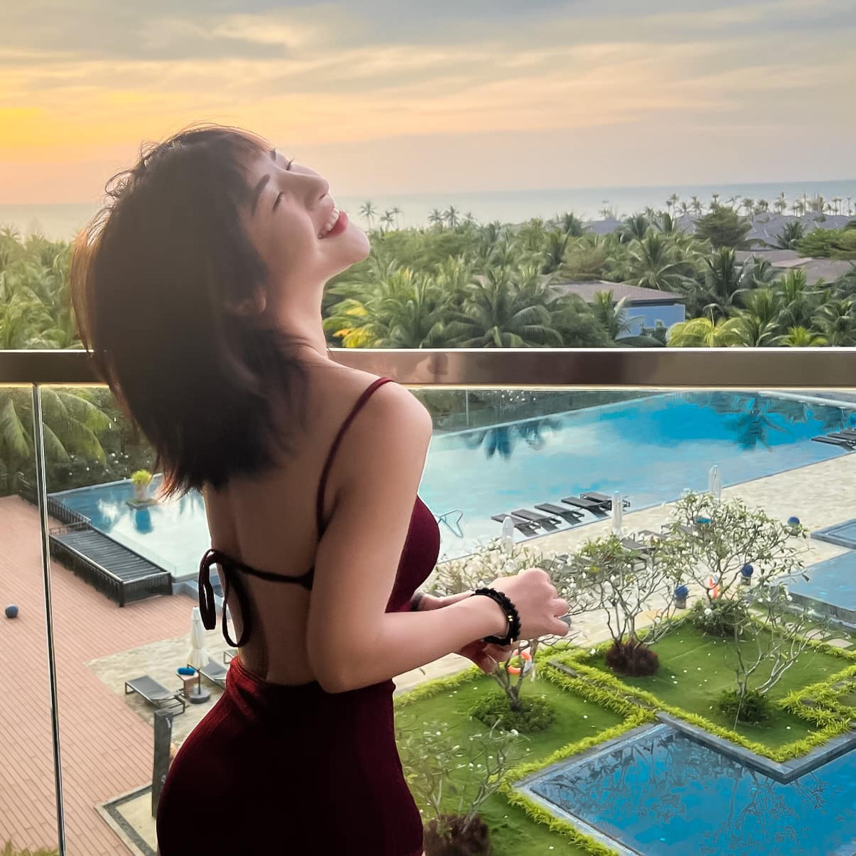  Ngoài những môn võ đang theo đuổi, cô gái quê Quảng Ninh còn dành nhiều thời gian của mình trong phòng gym. Điều đó giúp Hậu sở hữu vóc dáng chuẩn cùng số đo 3 vòng ấn tượng. 