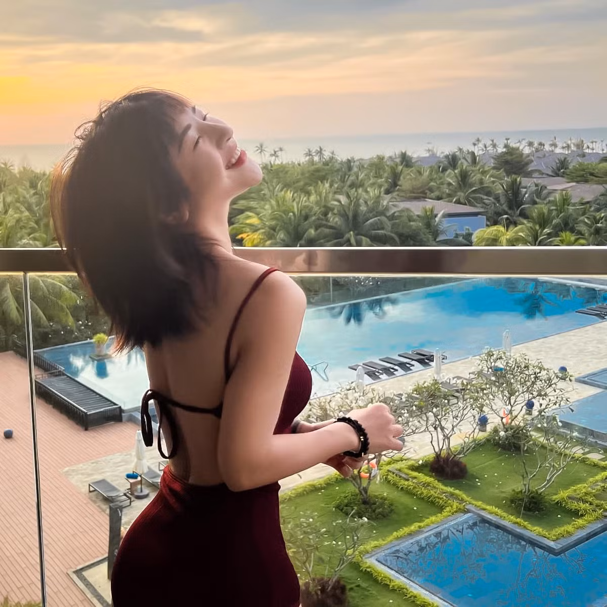  Ngoài những môn võ đang theo đuổi, cô gái quê Quảng Ninh còn dành nhiều thời gian của mình trong phòng gym. Điều đó giúp Hậu sở hữu vóc dáng chuẩn cùng số đo 3 vòng ấn tượng. 