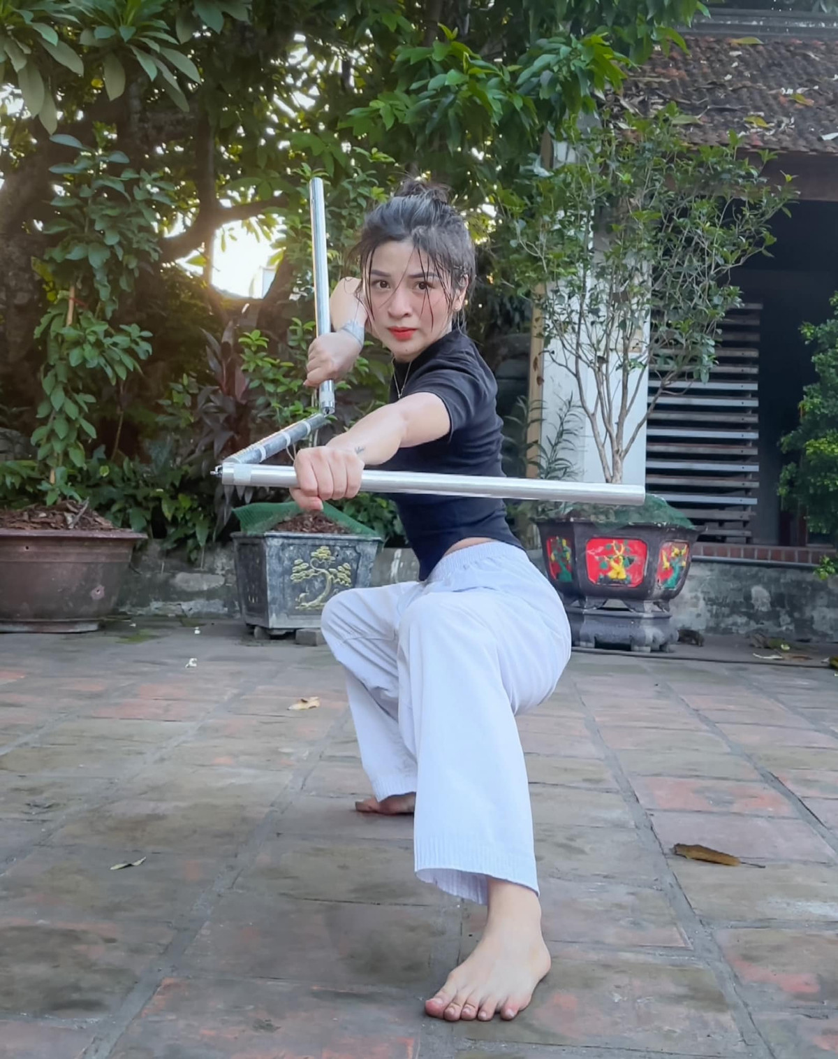 "Hot girl múa côn" bất ngờ khoe đường cong đẹp miễn chê