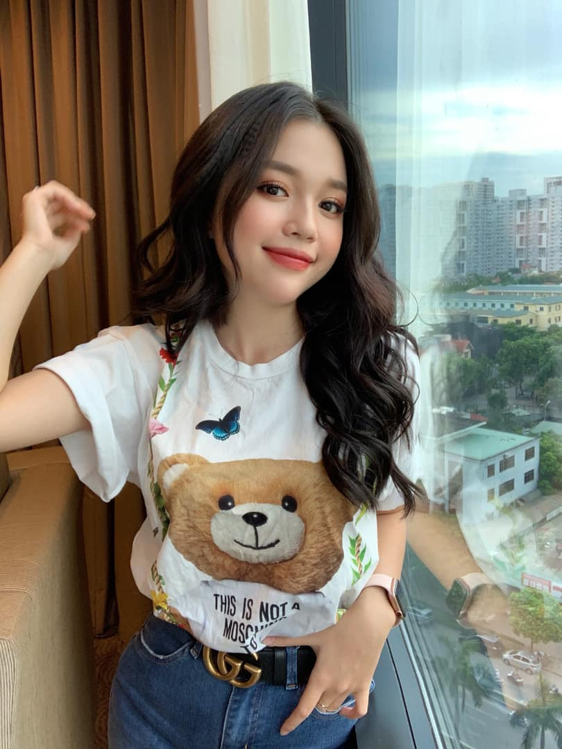 Mình là luôn tẩy trang 2 lần thật sạch và sau đó là sử dụng sữa rửa mặt. Phải luôn giữ da mặt thật sạch sẽ để không bị nổi mụn ẩn dưới da sẽ rất khó điều trị, vì khi trang điểm nhiều sẽ rất dễ gây kích ứng da cũng như làm ảnh hưởng đến sắc tố trên da gây ra mụn. Về phần dưỡng da với các mỹ phẩm, mình cũng chỉ sử dụng các sản phẩm dưỡng da từ Nhật và Hàn Quốc như đa số các bạn trẻ bây giờ. Ngoài ra mình cũng chăm đắp mặt nạ và hạn chế thức khuya nữa". Linh Ngọc Đàm chia sẻ thêm.