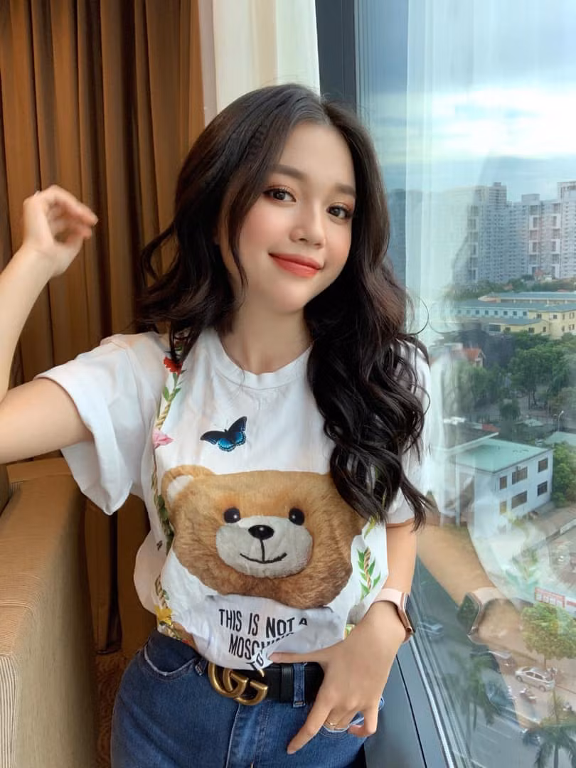 Mình là luôn tẩy trang 2 lần thật sạch và sau đó là sử dụng sữa rửa mặt. Phải luôn giữ da mặt thật sạch sẽ để không bị nổi mụn ẩn dưới da sẽ rất khó điều trị, vì khi trang điểm nhiều sẽ rất dễ gây kích ứng da cũng như làm ảnh hưởng đến sắc tố trên da gây ra mụn. Về phần dưỡng da với các mỹ phẩm, mình cũng chỉ sử dụng các sản phẩm dưỡng da từ Nhật và Hàn Quốc như đa số các bạn trẻ bây giờ. Ngoài ra mình cũng chăm đắp mặt nạ và hạn chế thức khuya nữa". Linh Ngọc Đàm chia sẻ thêm.