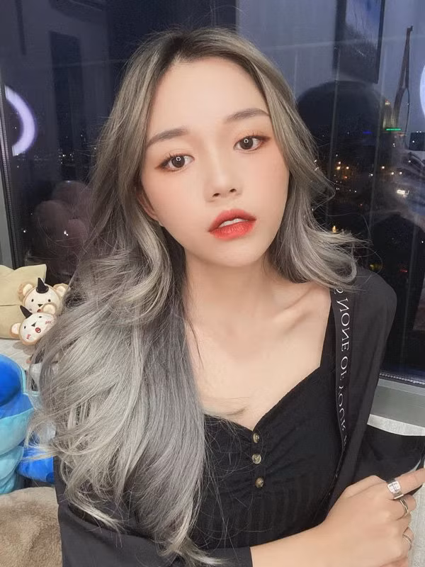 Linh Ngọc Đàm thường thay đổi màu tóc liên tục và sử dụng tóc giả có những bộ lên đến hàng chục triệu đồng để phục vụ cho công việc streamer.