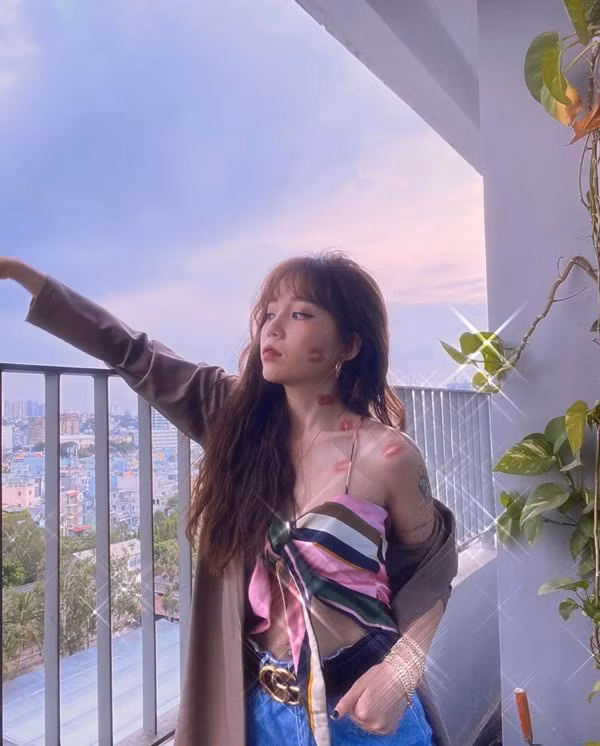 Nhiều bình luận cô nàng này đang hóa trang với hình tượng mới trong lúc ở nhà, nhiều người lại bảo nhìn xa tường streamer Linh Ngọc Đàm bị ai đánh bầm dập tay nhưng nhìn kỹ lại mới thấy đó là những dấu son đầy ấn tượng.