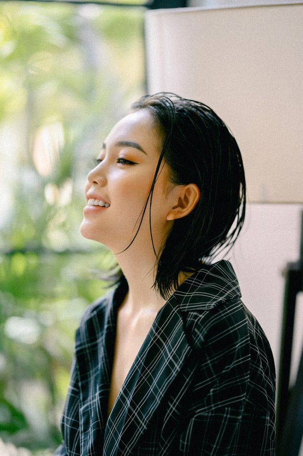 Linh Ngọc Đàm vẽ thành những dấu môi son rất kỳ công, sử dụng tông màu đồng điệu với son môi cô đang dùng và tông trang điểm ấn tượng. Mái tóc đánh rối nhẹ nhàng mang lại sự cá tính không ngờ.