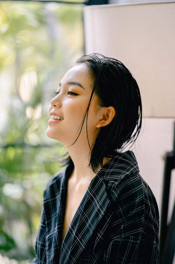 Linh Ngọc Đàm vẽ thành những dấu môi son rất kỳ công, sử dụng tông màu đồng điệu với son môi cô đang dùng và tông trang điểm ấn tượng. Mái tóc đánh rối nhẹ nhàng mang lại sự cá tính không ngờ.