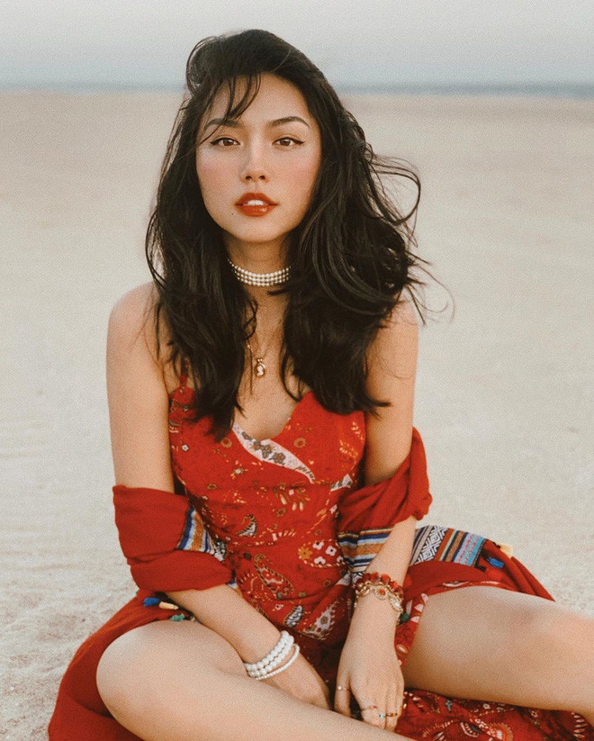 .Trong khi Quang Đạt là cơ trưởng điển trai thành đạt thì hot girl Hà Trúc cũng là blogger nổi tiếng, xinh đẹp.