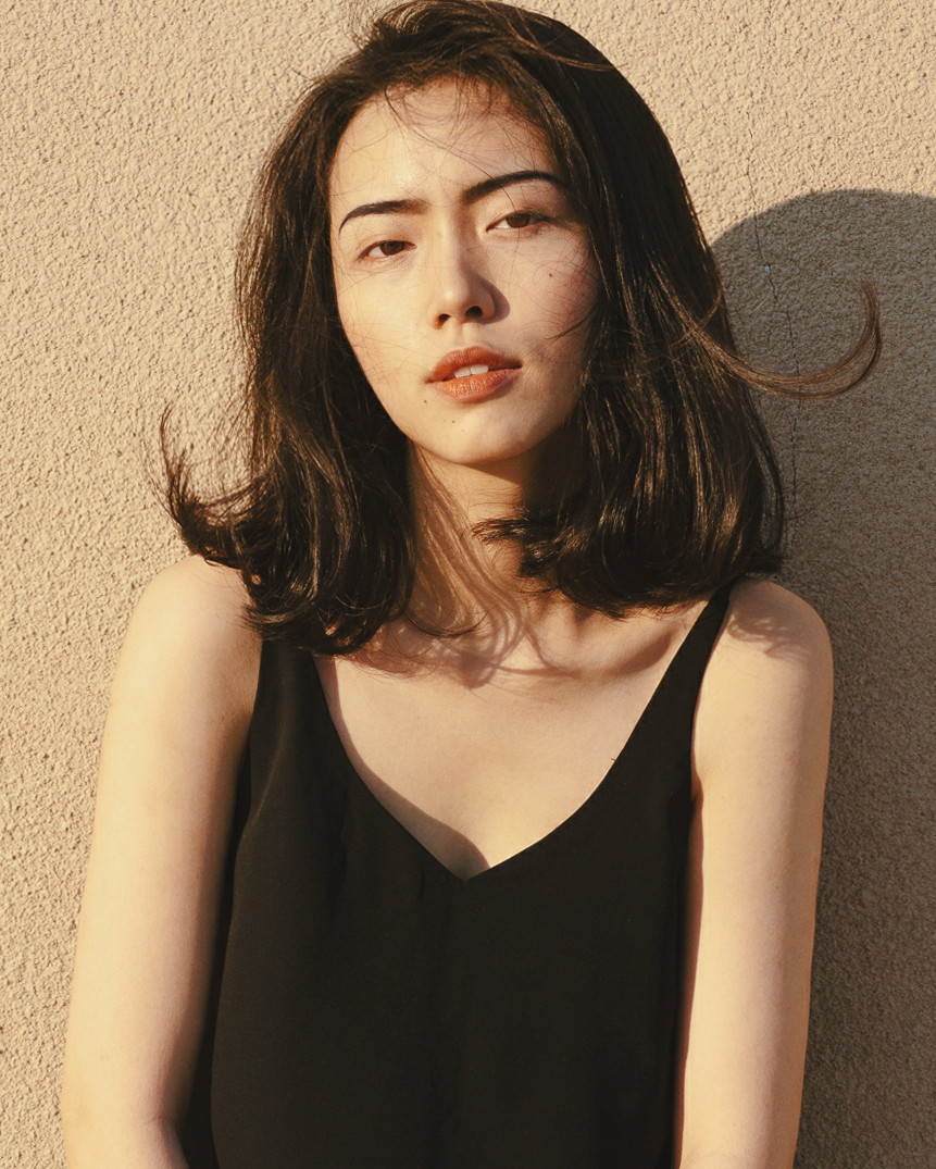 Hà Trúc viết: "Cũng suốt 1 quãng thời gian cả hai nghĩ chắc không trở thành người yêu của nhau đâu. Nhưng kiểu mưa dầm thấm lâu, bạn bè xong sau khi phát hiện bạn mình mê đọc rap cái đổ luôn. Anh ấy còn đáng yêu nhiều thứ chứ không chỉ kiểu văn thơ cool ngầu trên mạng đâu".