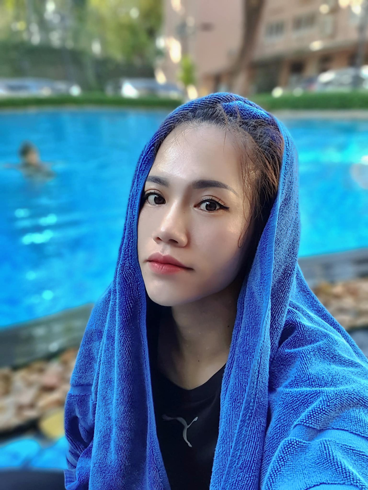 Gắn bó với một thể thao mạnh mẽ như bóng đá, nhưng Hà Phượng cũng rất nữ tính trong những khoảnh khắc đời thường.